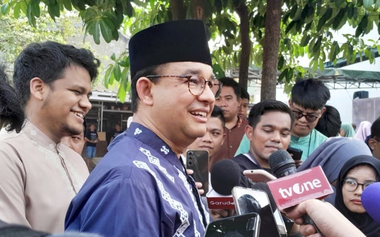 Eks Gubernur DKI Jakarta periode 2017-2022 menemui awak media setelah mengikuti penyembelihan hewan kurban di Masjid Babul Khoirot, Lebak Bulus, Jakarta Selatan, Senin (17/6/2024).  - Bisnis/Reyhan Fernanda Fajarihza