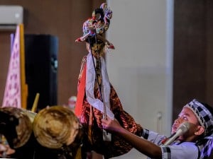 Dalang cilik memainkan wayang golek di Kota Serang, Banten, Jumat (18/10/2024).