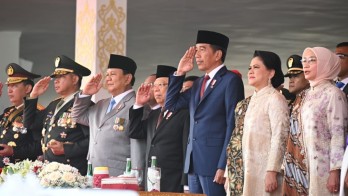 Presiden Joko Widodo (Jokowi) didampingi oleh Wakil Presiden (Wapres) Ma’ruf Amin dan presiden terpilih periode 2024—2029 Prabowo Subianto datang bersamaan menghadiri acara peringatan Hari Ulang Tahun (HUT) Tentara Nasional Indonesia (TNI) ke-79 yang dilaksanakan di Lapangan Silang Monumen Nasional (Monas), Jakarta Pusat, Sabtu (5/10/2024). Foto: BPMI Setwapres
