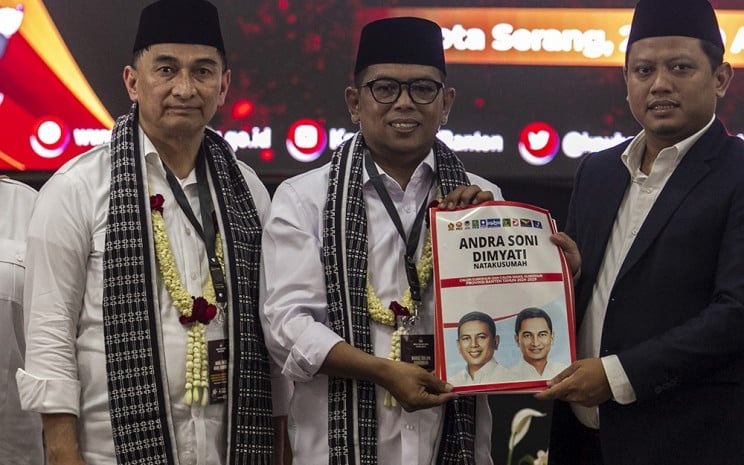 Ketua KPU Provinsi Banten Mohamad Ihsan (kanan) menerima berkas pendaftaran pencalonan pasangan bakal calon Gubernur dan Wakil Gubernur Banten Andra Soni (tengah) dan Dimyati Natakusumah (kiri) saat pendaftaran di Kantor KPU Provinsi Banten, Kota Serang, Banten, Kamis (29/8/2024). ANTARA FOTO - Angga Budhiyanto