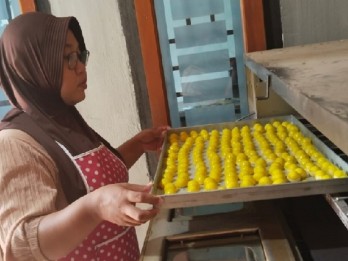 Meski di Tengah Kebun Sawit, UMKM Lestari Jaya Panen Cuan Melalui Live Facebook