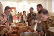 Menu Makan Siang Terakhir Jokowi untuk Menteri: Soto Bangkong, Kambing Guling, hingga Asinan Betawi