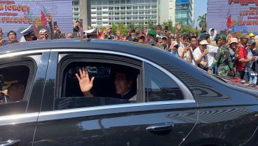 Dengan Senyum dan Lambaian Tangan, Jokowi Sapa Warga di Bundaran HI