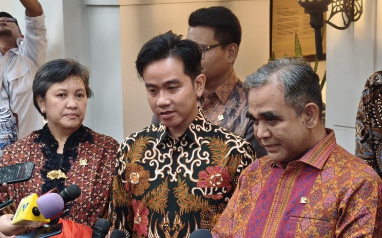 Wakil Presiden Terpilih Gibran Rakabuming Raka (tengah) bertemu Ketua MPR RI Ahmad Muzani (kanan) di Jakarta Pusat, Senin (14/10/2024). JIBI - Anshary Madya Sukma