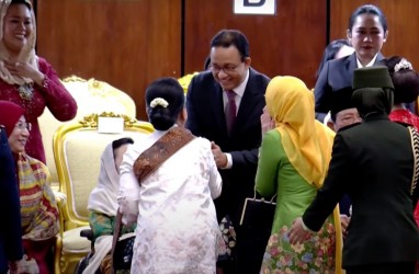 Momen Anies Baswedan Bersalaman dengan Iriana di Pelantikan Prabowo-Gibran