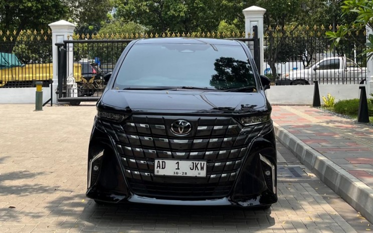 Istana Kepresidenan telah menyiapkan mobil Toyota Alphard bernomor polisi AD 1 JKW berwarna hitam untuk Presiden Joko Widodo (Jokowi) pulang ke Solo. JIBI - Akbar Evandio