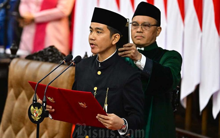 Wakil Presiden Gibran Rakabuming Raka (kiri) mengucapkan sumpah jabatan dalam sidang paripurna MPR dengan agenda pelantikan Presiden dan Wakil Presiden Republik Indonesia masa bakti 2024-2029 di Gedung Nusantara, Kompleks Parlemen, Senayan, Jakarta, Minggu (20/10/2024). Prabowo Subianto dan Gibran Rakabuming Raka pengucapan sumpah sebagai Presiden dan Wakil Presiden Republik Indonesia masa bakti 2024-2029 pada sidang paripurna MPR. ANTARA FOTO - Rivan Awal Lingga