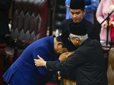 Prabowo Beri Hormat ke Jokowi dan Cium Tangan Maruf Amin Usai Pidato