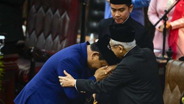 Momen Prabowo Usai Sampaikan Pidato Perdana di depan Jokowi dan Parlemen