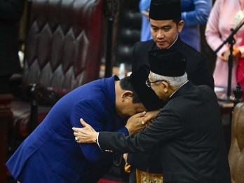 Momen Prabowo Usai Sampaikan Pidato Perdana di depan Jokowi dan Parlemen