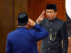 Momen Prabowo Beri Hormat ke Jokowi dan Cium Tangan Ma'ruf Amin