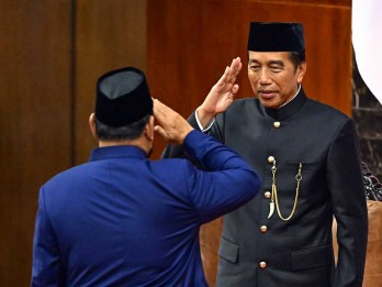 Foto Prabowo Beri Hormat ke Jokowi dan Cium Tangan Ma'ruf Amin