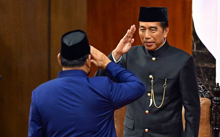 Presiden Prabowo Subianto (kiri) memberikan hormat kepada Presiden ketujuh RI Joko Widodo (kanan) usai dilantik dalam sidang paripurna MPR di Gedung Nusantara, Kompleks Parlemen, Senayan, Jakarta, Minggu (20/10/2024). ANTARA FOTO - Rivan Awal Lingga