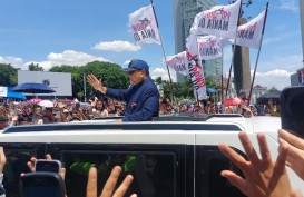 Momen Presiden Prabowo Sapa Warga saat Menuju Istana