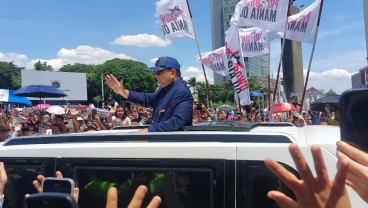 Momen Presiden Prabowo Sapa Warga saat Menuju Istana