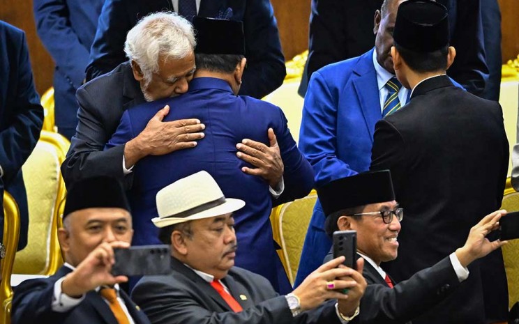 Presiden Prabowo Subianto (kedua kiri) berpelukan dengan Perdana Menteri Timor Leste Xanana Gusmao (kiri) usai sidang paripurna MPR di Gedung Nusantara, Kompleks Parlemen, Senayan, Jakarta, Minggu (20/10/2024). ANTARA FOTO - Rivan Awal Lingga