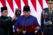 Momen Prabowo Berpelukan dengan Anies Baswedan Usai Pelantikan