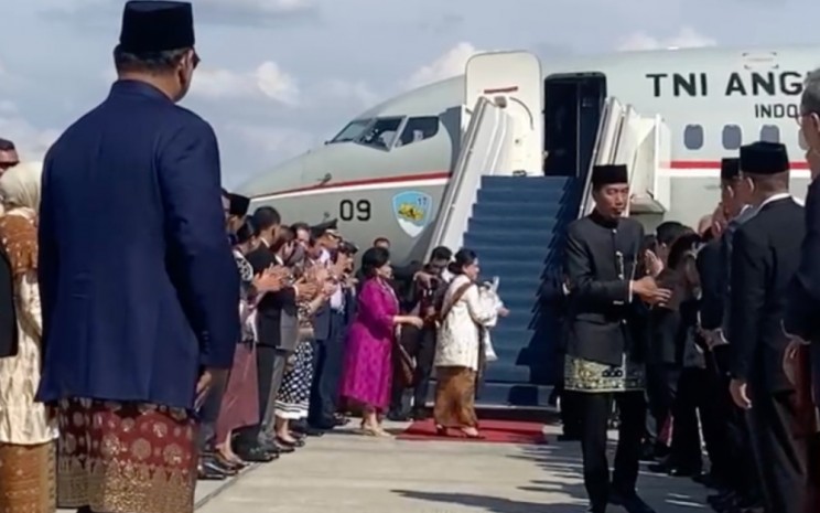 Presiden ke-8 RI Prabowo Subianto melepas kepulangan Presiden ke-7 RI Joko Widodo (Jokowi) mudik ke Solo, Jawa Tengah melalui Bandara Halim Perdanakusumah, Jakarta Timur pada Minggu siang (20/10/2024). JIBI - Akbar Evandio