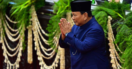 Presiden Prabowo Subianto memberi salam usai dilantik pada sidang paripurna MPR di Gedung Nusantara, Kompleks Parlemen, Senayan, Jakarta, Minggu (20/10/2024). Prabowo Subianto dan Gibran Rakabuming Raka dilantik sebagai Presiden dan Wakil Presiden Republik Indonesia masa bakti 2024-2029. ANTARA FOTO/Rivan Awal Lingga