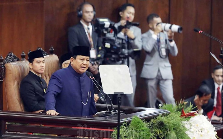 Presiden Prabowo Subianto didampingi Wakil Presiden Gibran Rakabuming Raka berpidato seusai dilantik di Gedung Nusantara, kompleks Parlemen, Jakarta, Minggu (20/10/2024). Bisnis - Arief Hermawan P