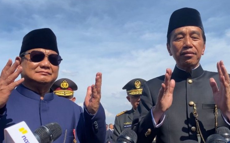 Presiden ke-8 RI Prabowo Subianto dan Presiden ke-7 RI Joko Widodo saat memberikan keterangan pers di Lanud Halim Perdana Kusuma, Minggu (10/4/2024) - Bisnis/Akbar Evandio