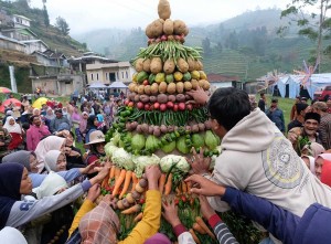 Suasana Prosesi Merti Dusun saat Festival Igirmranak di Kawasan lereng Gunung Prau