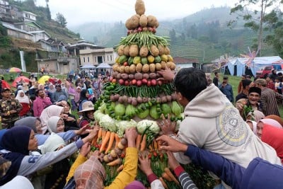 Suasana Prosesi Merti Dusun saat Festival Igirmranak di Kawasan lereng Gunung Prau