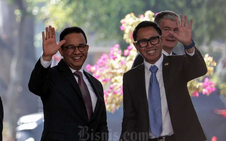 Anies Baswedan (kiri) dan Eko Patrio tiba di kompleks Parlemen, Jakarta, Minggu (20/10/2024). Bisnis - Fanny Kusumawardhani