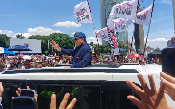 Presiden ke-8 RI Prabowo Subianto menyapa warga di kawasan Bundaran HI, Jakarta Pusat dalam perjalanannya menuju Istana pada Minggu (20/10/2024). - BISNIS - Mochammad Ryan Hidayatullah.