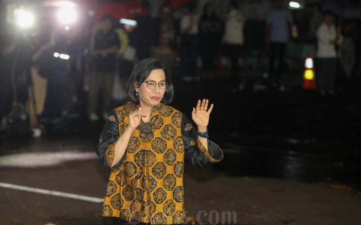 Menteri Keuangan Sri Mulyani menyapa kepada wartawan setibanya di kediaman Presiden Terpilih Prabowo Subianto, Kertanegara, Jakarta Selatan, Senin (14/10/2024). Bisnis - Eusebio Chrysnamurti