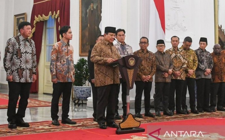 Presiden RI Prabowo Subianto (kiri) didampingi Wakil Presiden Gibran Rakabuming Raka (kanan) mengumumkan nama-nama menteri yang akan masuk dalam kabinetnya setelah dilantik sebagai Presiden ke-8 RI menggantikan Joko Widodo, Minggu (20/10). ANTARA FOTO/Hafidz Mubarak A/app/Spt - pri.