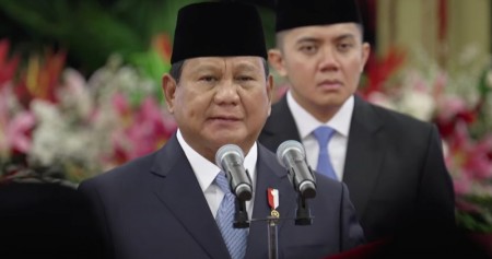 Presiden RI Prabowo Subianto memimpin pelantikan Kabinet Merah Putih di Istana Kepresidenan, Jakarta, Senin (21/10/2024). Dok Youtube BPMI Setpres RI