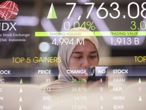 IHSG dibuka menguat 0,32% atau 25,07 poin ke 7.785,13 pada perdagangan Senin (21/10/2024) setelah pelantikan Presiden dan Wakil Presiden dan pengumuman kabinet