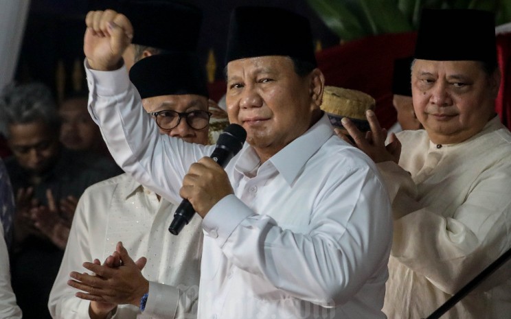 Calon Presiden nomor urut 2 Prabowo Subianto didampingi sejumlah Ketua Umum Partai Koalisi Indonesia Maju menyampaikan pidato politik usai penetapan hasil Pemilu 2024 di Jalan Kertanegara, Jakarta, Rabu (20/3/2024). Bisnis - Eusebio Chrysnamurti