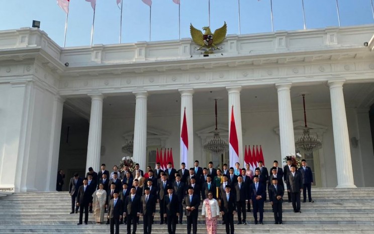 Presiden Prabowo Subianto dan Wapres Gibran Rakabuming Raka berfoto bersama Wakil Menteri Kabinet Merah Putih di Istana Negara, Jakarta, pada Senin (21/10/2024) - BISNIS - Akbar Evandio.