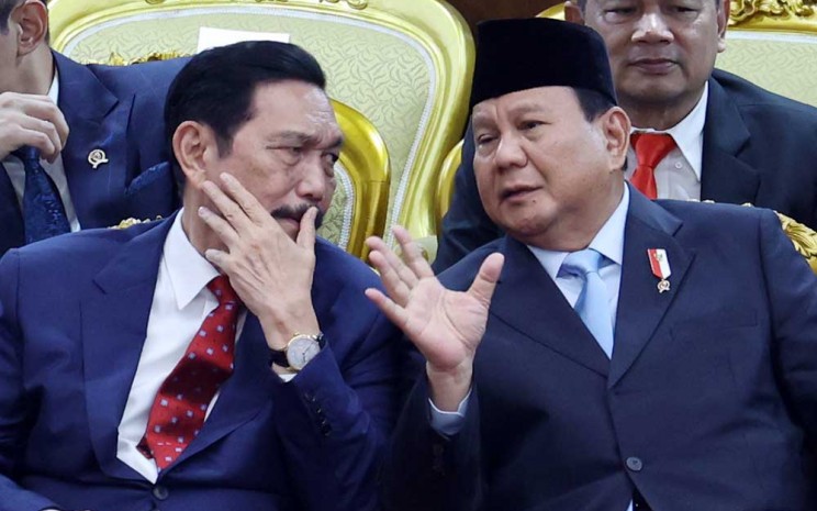 Presiden Prabowo Subianto (kanan) berbincang dengan Ketua Dewan Ekonomi Nasional Luhut Binsar Pandjaitan. Dok. DPR