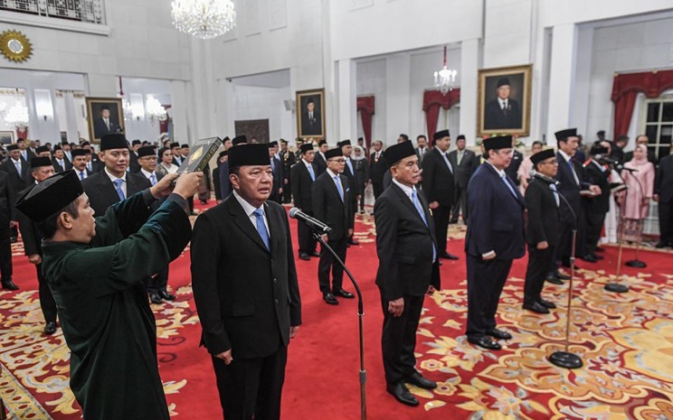 Para menteri dan kepala lembaga tinggi negara Kabinet Merah Putih mengucapkan sumpah jabatan saat pelantikan di Istana Negara, Jakarta, Senin (21/10/2024). Antara - Sigid Kurniawan