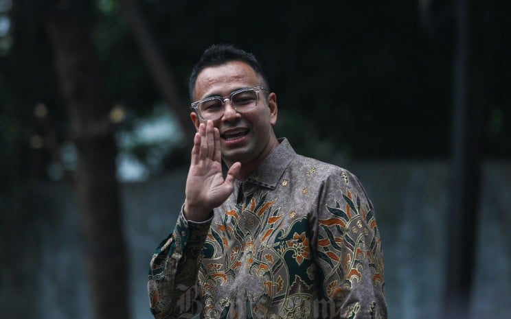 Artis Raffi Ahmad menyapa wartawan setibanya di kediaman Presiden Terpilih Prabowo Subianto di Jakarta, Selasa (15/10/2024). Bisnis - Himawan L Nugraha