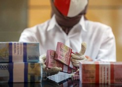 Rupiah Ditutup Melemah ke Level Rp15.567, Dolar AS Ikut Loyo