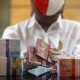 Rupiah Ditutup Melemah ke Level Rp15.567, Dolar AS Ikut Loyo