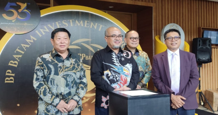 Plh Kepala BP Batam Purwiyanto (tengah) dan para pengusaha Batam saat acara BP Batam Investment Award 2024, Selasa (22/10/2024)/Bisnis-Rifki Setiawan Lubis