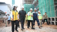 Gaya Gibran Blusukan, Tinjau Proyek dengan Sepatu Kasual