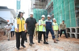 Gaya Gibran Blusukan, Tinjau Proyek dengan Sepatu Kasual