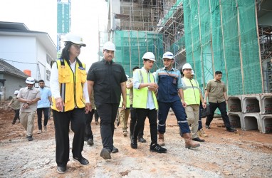 Gaya Gibran Blusukan, Tinjau Proyek dengan Sepatu Kasual