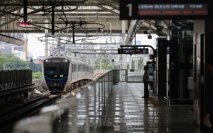 Rangkaian kereta moda raya terpadu (MRT) melintas di Stasiun MRT Asean, Jakarta, Rabu (11/1/2023).  -  Bisnis/Arief Hermawan P