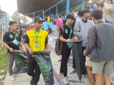 Pegadaian Ajak Penonton Liga 2 Bersih-Bersih Stadion Lewat Program Behind Football