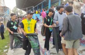 Pegadaian Ajak Penonton Liga 2 Bersih-Bersih Stadion Lewat Program Behind Football