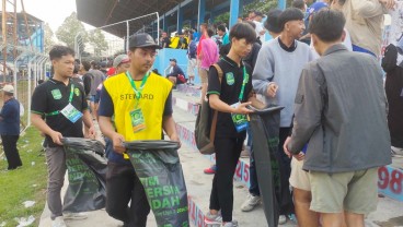 Pegadaian Ajak Penonton Liga 2 Bersih-Bersih Stadion Lewat Program Behind Football