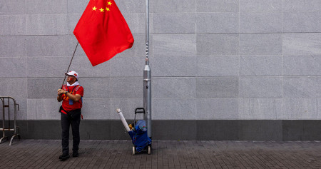 Warga membawa bendera China di Beijing, China. Bloomberg/ Paul Yeung