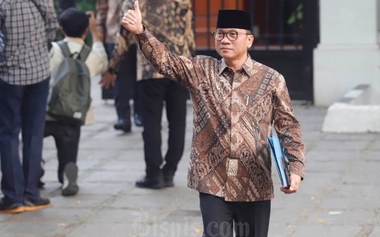 Wakil Ketua Umum Partai Amanat Nasional Yandri Susanto (kiri) tersenyum didampingi Ketua Harian Partai Gerindra Sufmi Dasco Ahmad saat tiba di kediaman Presiden Terpilih Prabowo Subianto, Kertanegara, Jakarta Selatan, Senin (14/10/2024). Bisnis - Eusebio Chrysnamurti